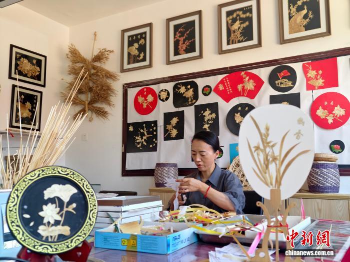 风暴登录:甘肃高台民间艺人“一把剪刀”里的乡土情怀